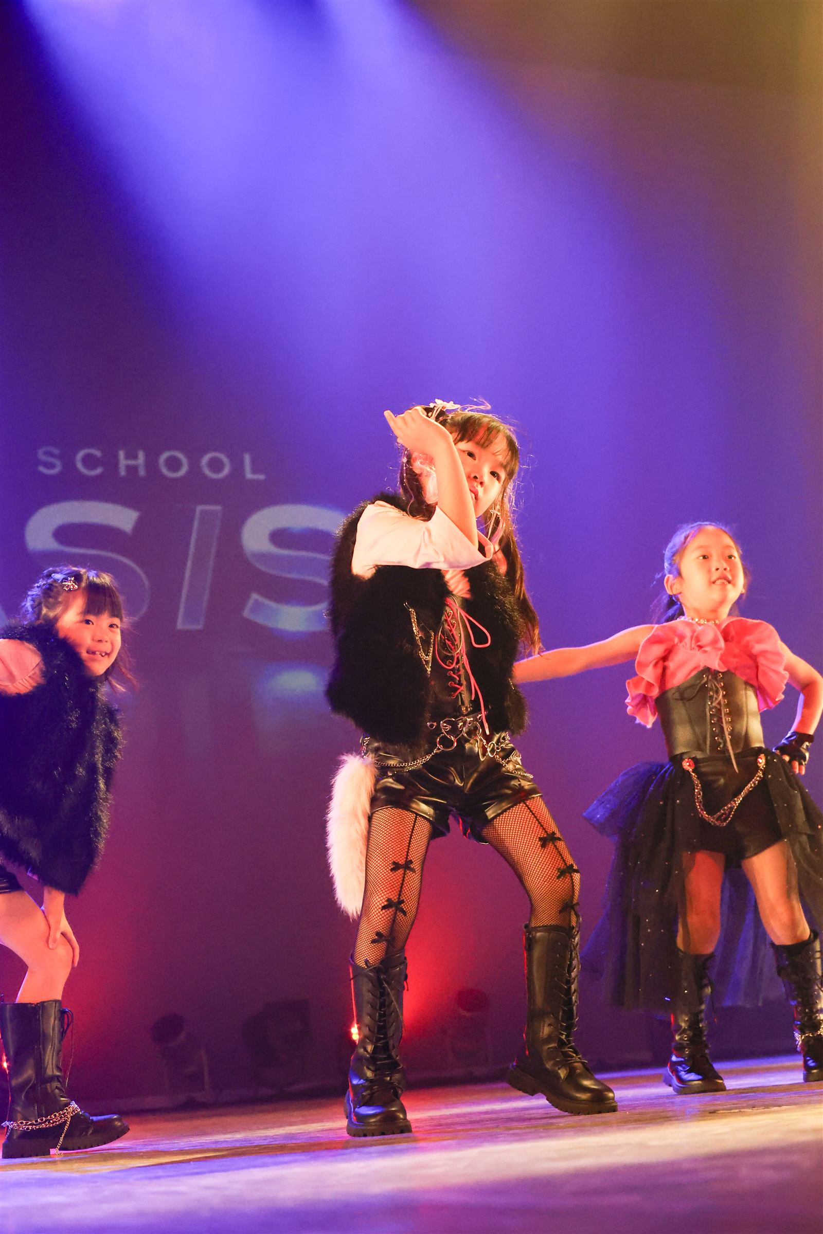 発表会のステージで踊るBASISのキッズダンサー